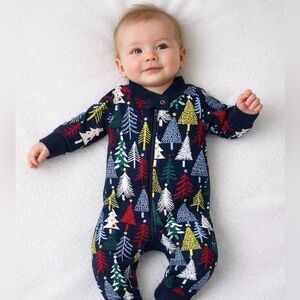 Hanna Andersson Baby Zip Sleeper in Twinkly Trees on Navy Size 0-3 Months